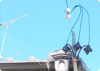 インターネット導入作業中の家の屋根