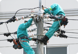 電柱で作業中の従業員